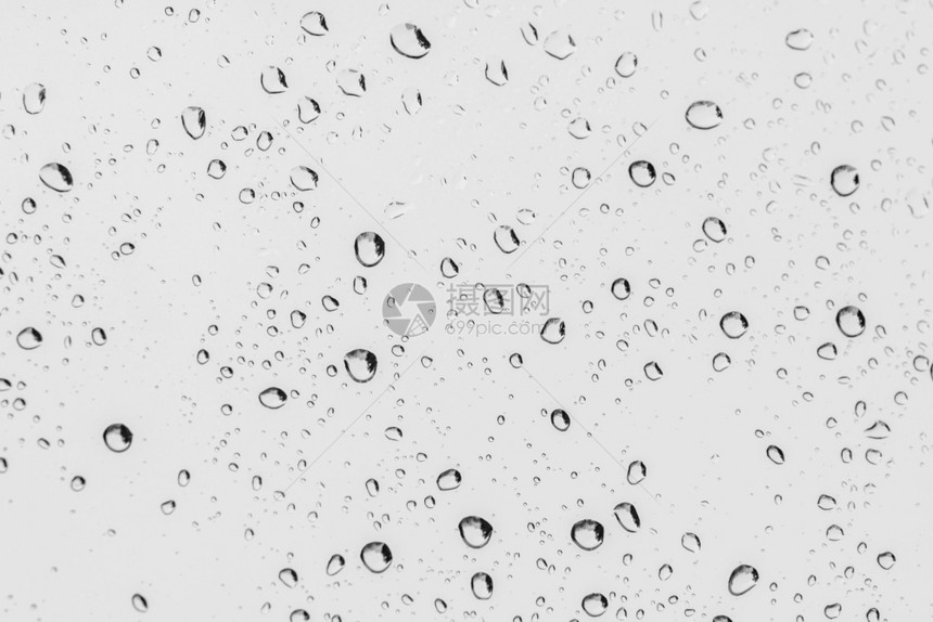 清除玻璃上水滴的背景情况清窗上的雨滴描述单色图片