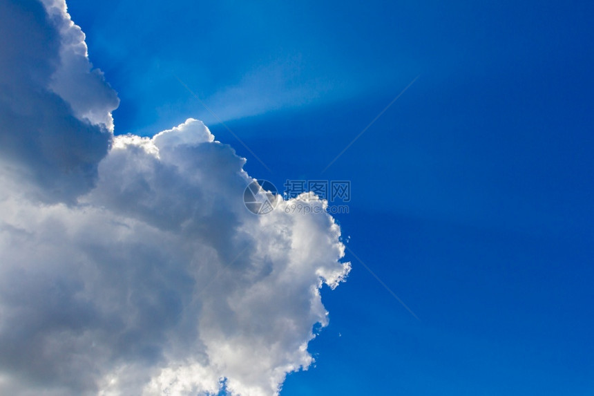 涟漪风景优美季节蓝天空云和太阳反射在中的水作为背景图片