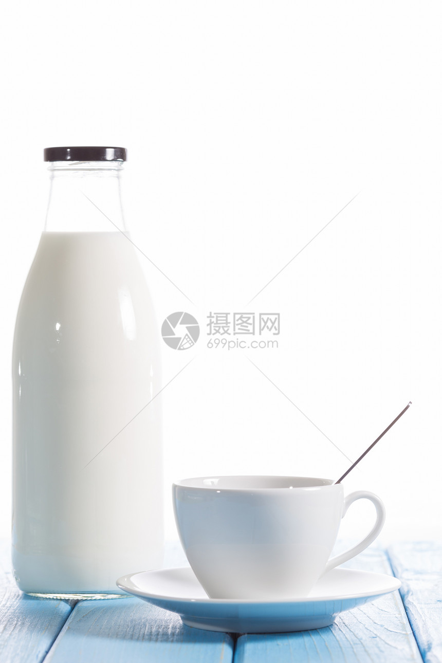 杯子不含酒精满的咖啡杯加一瓶新鲜牛奶图片