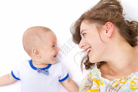 枝条母亲和她的男孩说话在无背景中与她的孩子交谈妈婴儿图片