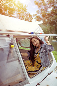 露营车夏日坐在野里的美丽年轻女士亚洲人航程图片
