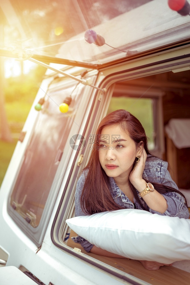 户外夏日坐在野营车里的美丽年轻女士游客一种图片