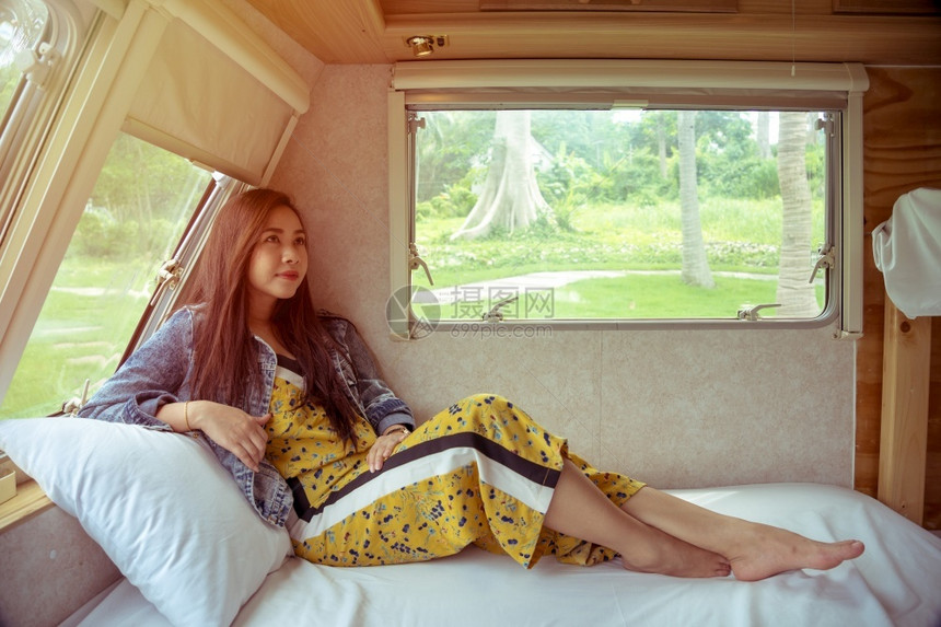 游客亚洲房车夏日坐在野营里的美丽年轻女士图片