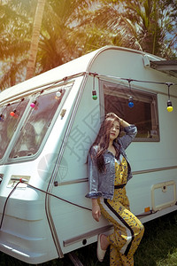 人们屋夏天日坐在野营车里的美丽年轻女士图片