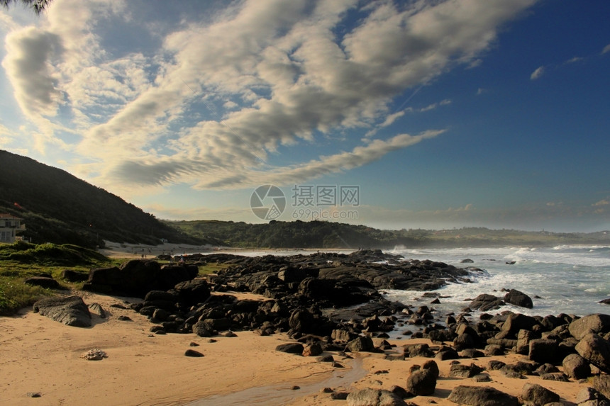 如画黑石与白岩在海滩蓝天空的画面水夏图片