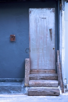 乡村房屋和建筑物的蓝色门部分关闭了蓝色门墙的图片