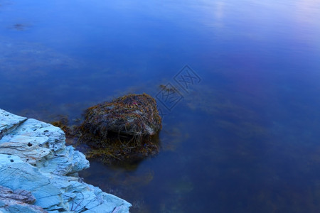 海滩景日落在岩石岸日落在岩石海岸奥尔洛夫图片