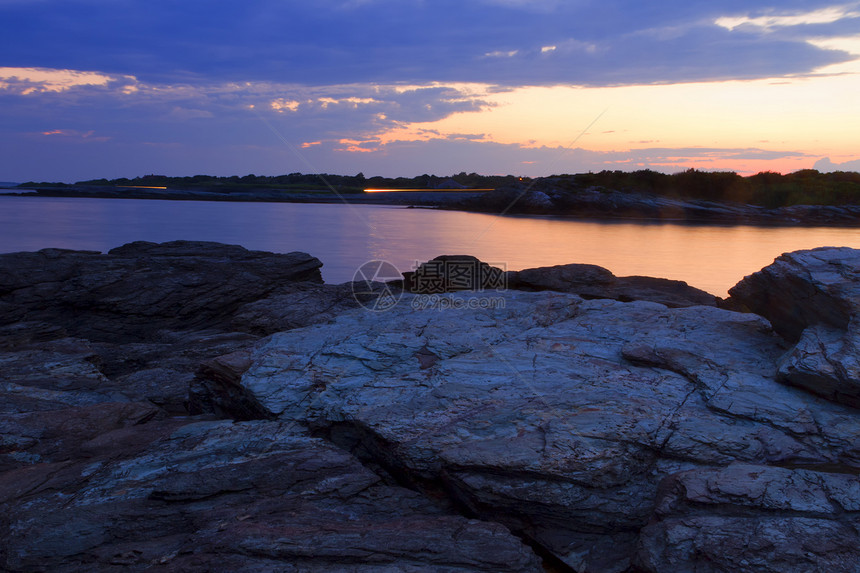 风景优美自然日落在岩石海岸日落在岩石海岸冲浪图片