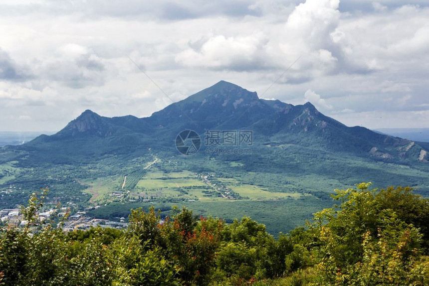 如画俄罗斯高加索岩石山脉的夏季景色与俄罗斯高加索岩石山峰顶爬坡道图片