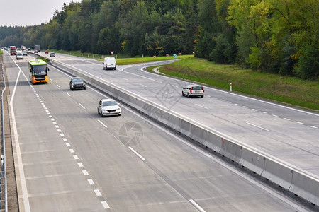 交通堵塞的高速公路上汽车运输沥青景观图片