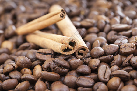 咖啡豆上的肉桂背景图片