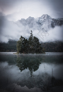 自然楚格峰景观山湖中阿尔卑斯的反射图片