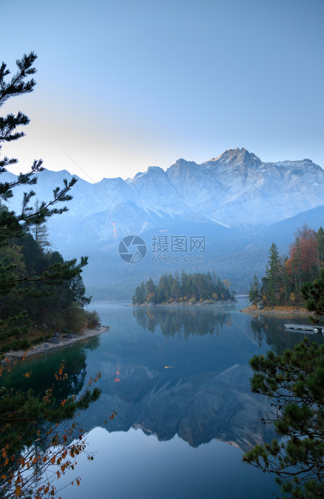 日出旅行山湖中阿尔卑斯的反射如画图片
