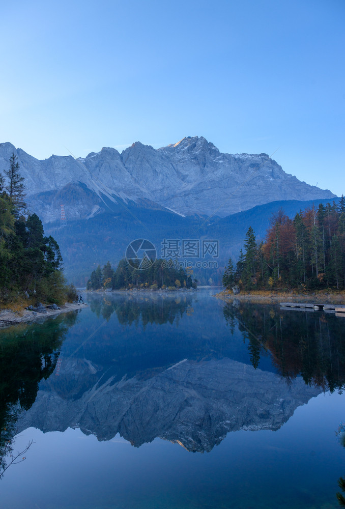 旅行如画山湖中阿尔卑斯的反射远足图片