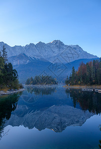 旅行如画山湖中阿尔卑斯的反射远足图片