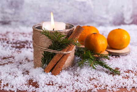 木头普通话和蜡烛放在雪的木背景上珠子食物图片