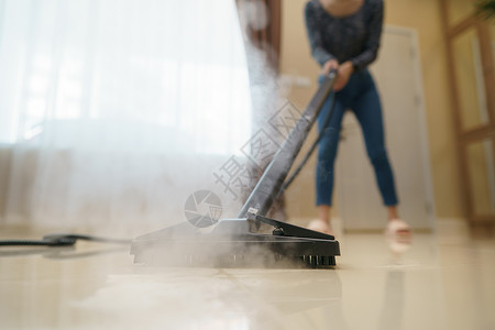 家政女人用蒸汽拖把洗地板管家清理图片