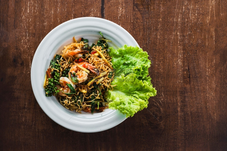 软垫餐桌上的炒海鲜食品烹饪物图片