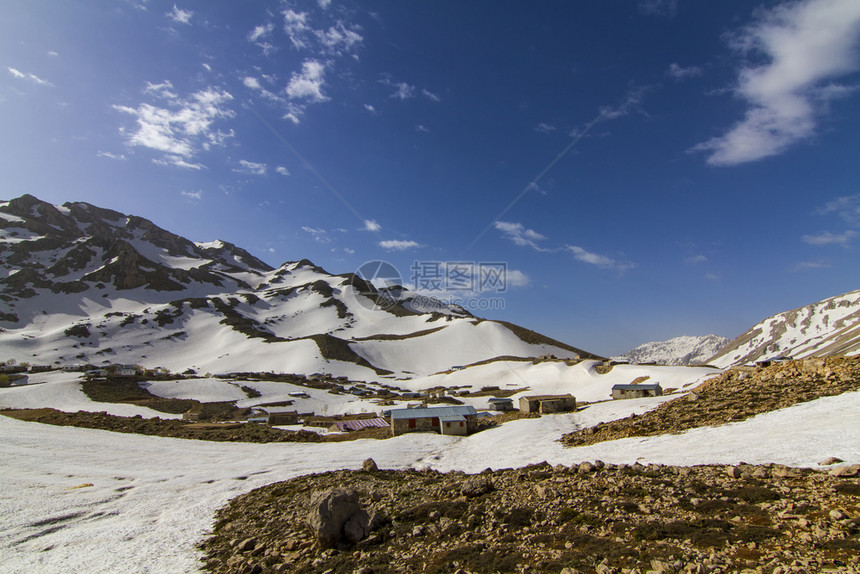 驾驶运输雪地山上一片阴云的天空和高地道路夏天图片