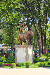 动物不来梅音乐家纪念碑在哈尔科夫城市公园著名的不来梅城市音乐家雕像驴狗猫和公鸡著名童话故事不来梅城市音乐家公鸡猫狗和驴子不来梅音背景图片