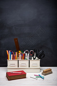目的知识返回学校背景上书本铅笔蜡粉和其他关于黑纸板教育概念的用品小样图片