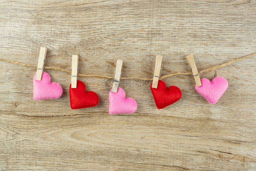 木制的可爱红和粉心脏形状装饰挂在文本空间的复制线上爱情婚礼浪漫主义和情人节假日快乐概念粉色的图片