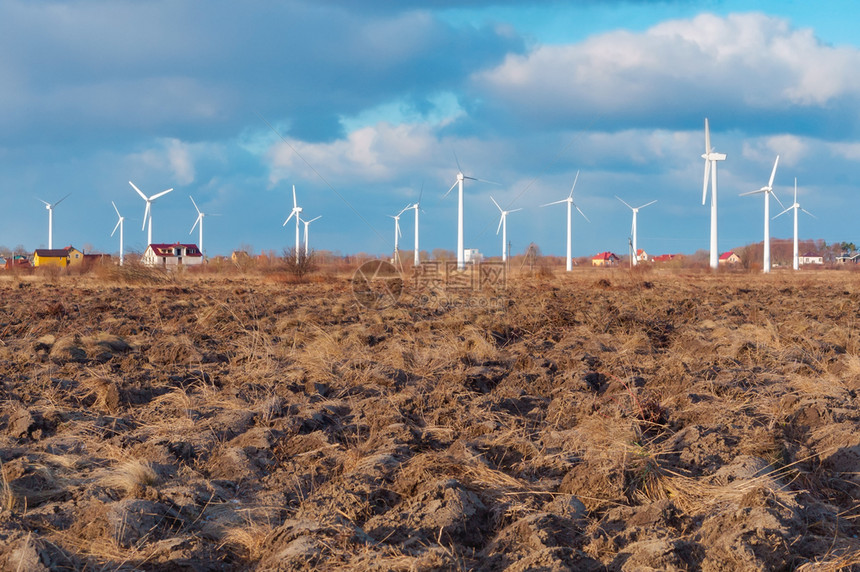 现场有许多风力涡轮机白色风力发电厂白色风力发电厂野外有许多风力涡轮机回转生产风车图片