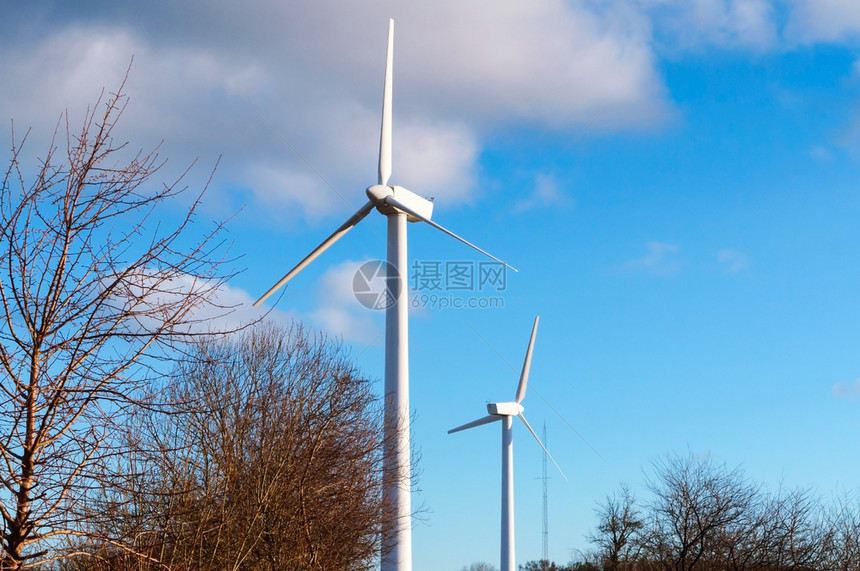 现代的蓝色两台风力涡轮机在野外白色风力发电厂白色风力发电厂两台风力涡轮机在野外干净的图片