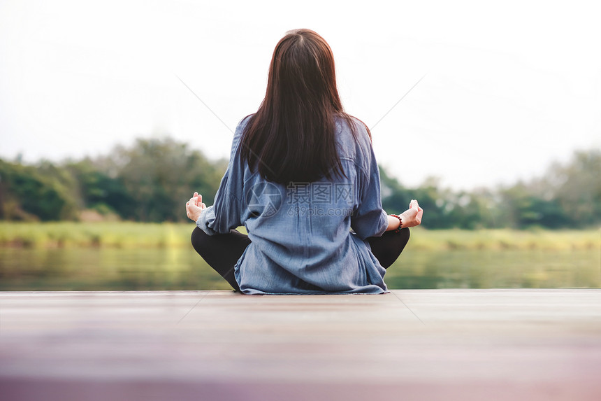 冷静的外出坐在没有插塞的生命和心理健康概念苏哈萨娜装饰和冥想的莲花姿势下在户外静坐时进行女青年瑜伽闲暇自由图片
