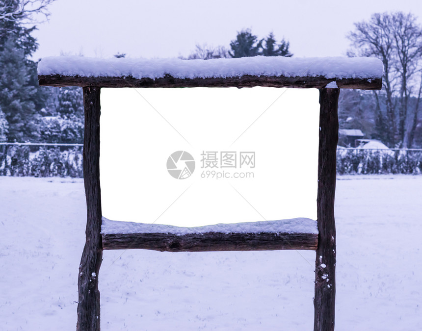 白色的场景自然雪覆盖空和的广告牌孤立并切除有积雪森林背景图片