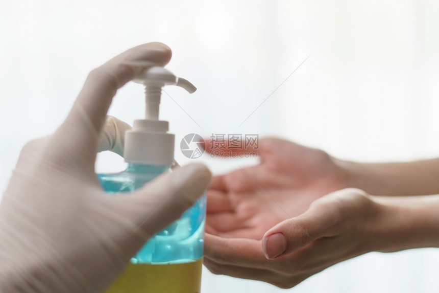 水泵瓶中透明的净化剂用于杀死细菌和使用洗手健康液体清除图片