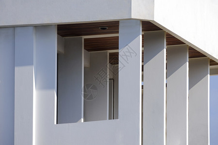 优质的现代白色房屋建筑露台的矩形门廊柱低角度和视侧面野低的户外图片