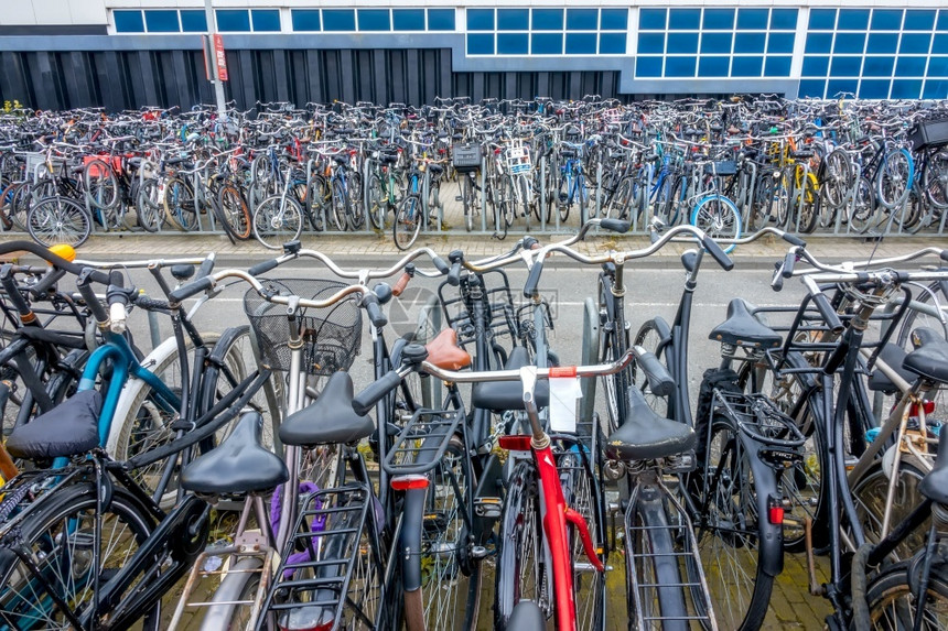 处理城市的荷兰阿姆斯特丹自行车在阿姆斯特丹沿路双车道停泊的一天阿姆斯特丹路上双车道停泊旅行图片