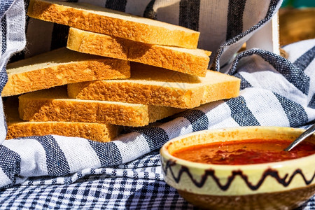 土司面包的切片生锈成品面露着番茄酱的模糊碗面粉一种乡村图片