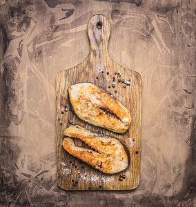 海鲜饮食两个美味的烤鲑鱼牛排和香料放在木制生锈背景最美板上的剪切午餐图片