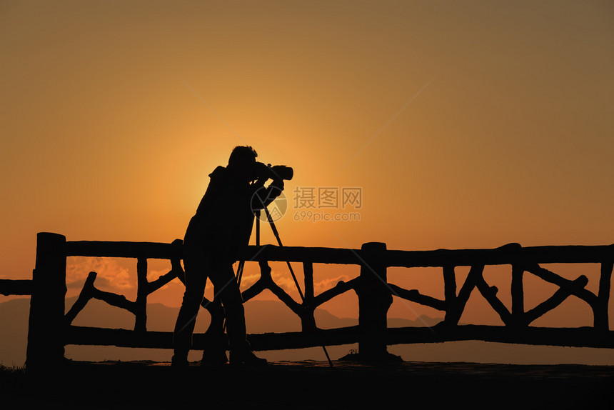 工作常设泰国影后摄师正在拍日落时的照片图片