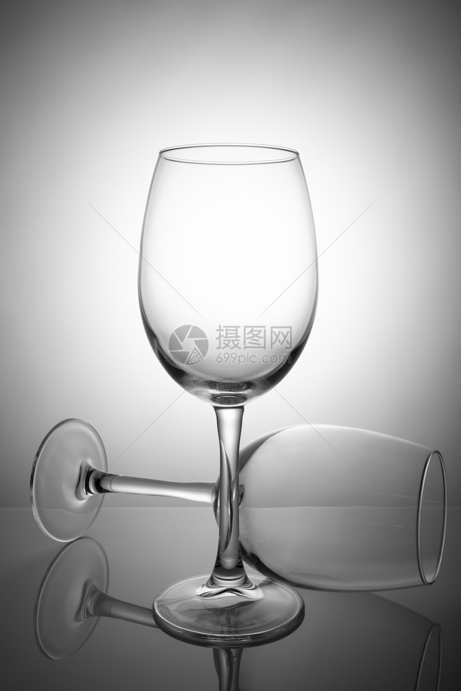 软木黑暗的奢华两个空酒杯隔离在白色背景上两个空酒杯隔离在白色背景上图片