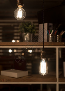 想像力暗淡挂在电线上的低瓦特钨丝灯泡优质的图片
