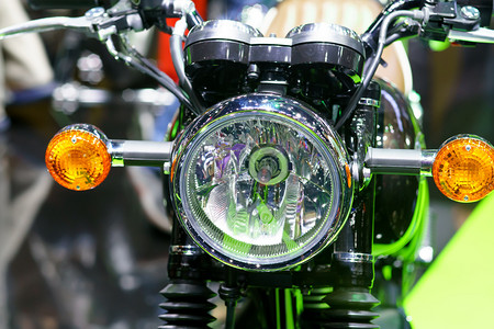 金属骑摩托车头灯紧贴摩托车头灯的详情运输图片