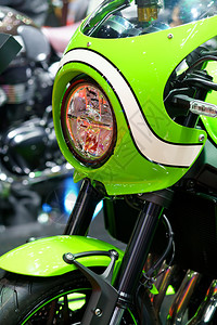 老的斩波器摩托车头灯紧贴摩托车头灯的详情路图片