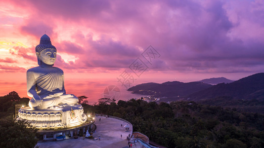 海佛斯大佛在泰国普吉地标PhuketPhukei岛的黄昏时看到大佛距离天空风景背景