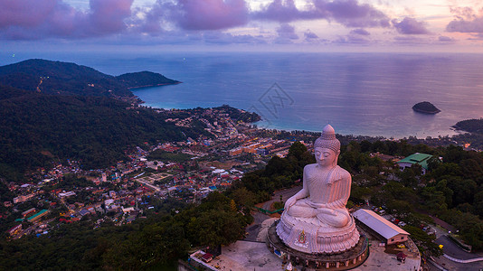 海佛斯寺庙朝圣大佛在泰国普吉地标PhuketPhukei岛的黄昏时看到大佛风景背景