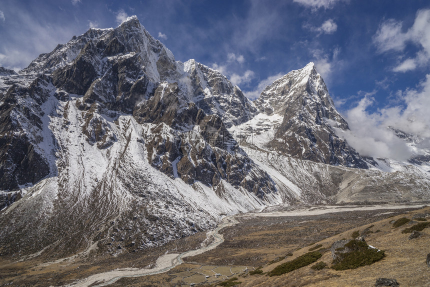 具有塔波切河谷和乔拉茨山峰的法里切河谷珠穆峰基地营在尼泊尔长途跋涉胆酸景观喜马拉雅山图片