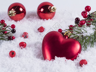 新年配额的背景是圣诞球和雪上红心的传统圣诞节边界图片