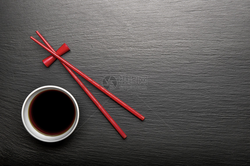 红木筷子和黑白板上一碗酱油的红木棍子最佳桌厨房图片