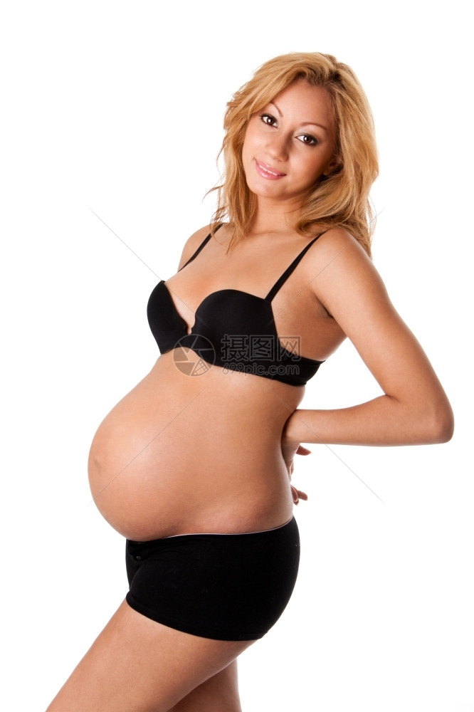 母亲婴儿怀孕后期漂亮的新妈穿着黑色内裤和胸罩用手支撑与世隔绝摄影图片