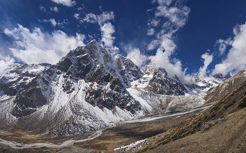 顶峰全景具有塔波切河谷和乔拉茨山峰的法里切河谷珠穆峰基地营在尼泊尔长途跋涉户外背景图片