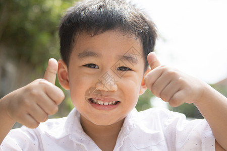 家庭露齿的亚裔孩童快乐情感面容放松图片