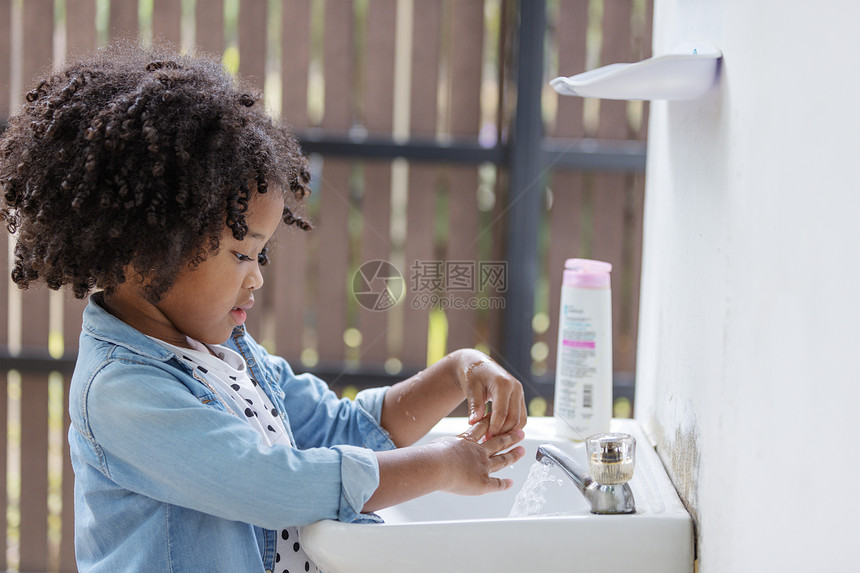 洗手消毒的非洲小女孩图片