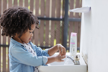 洗手消毒的非洲小女孩背景图片